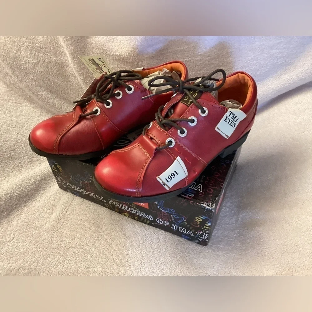 NIB TMA Eyes Womens Lace Up Leather Sneaker Loafer Red size 7.5